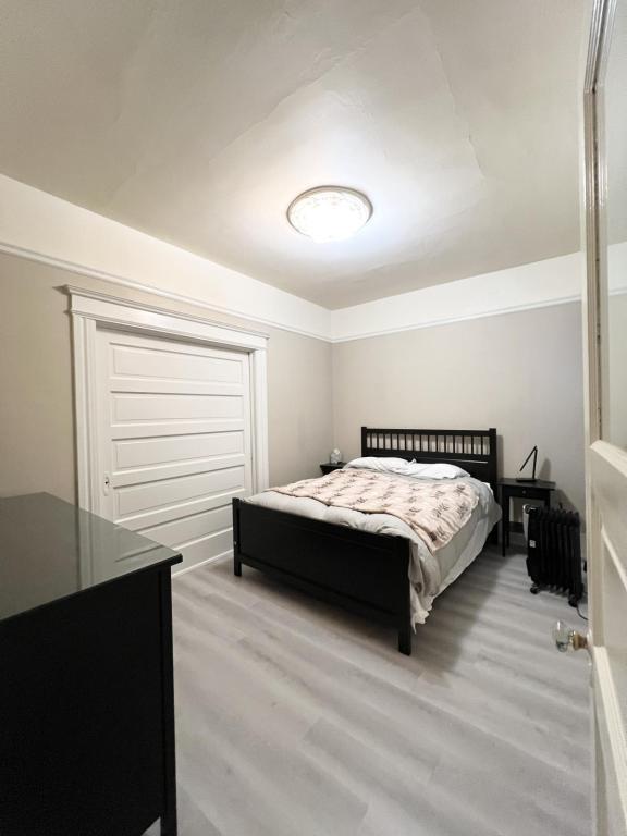 Building Photo - 549 6th Ave