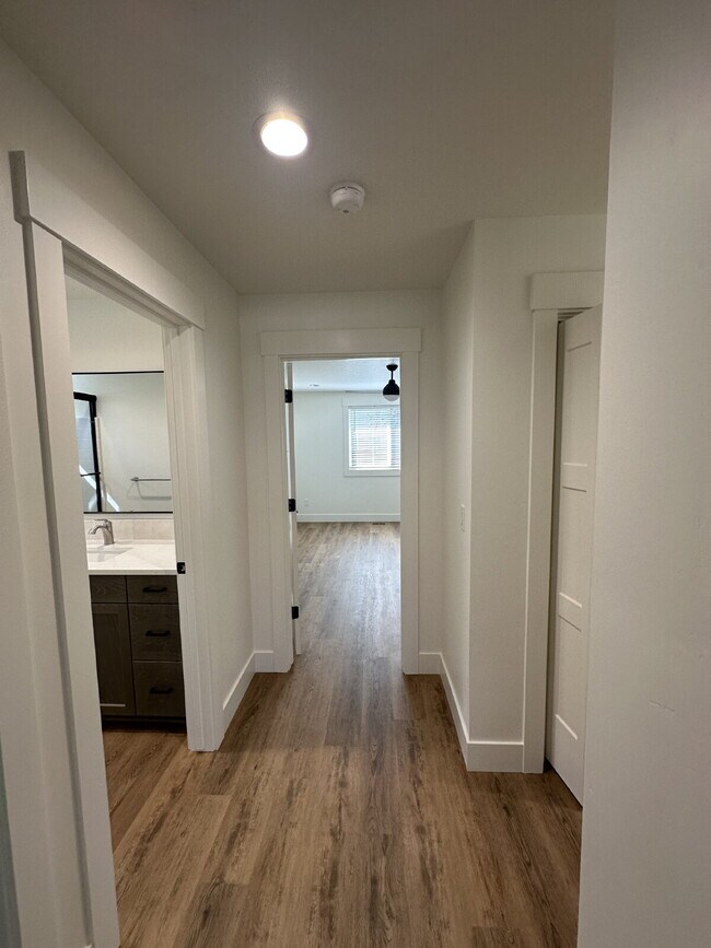 Building Photo - "Charming 3-Bedroom Oasis with Granite Touches in Meridian!"