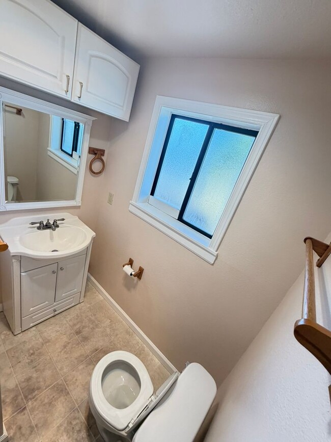 Building Photo - Newly Updated 2 Bedroom!