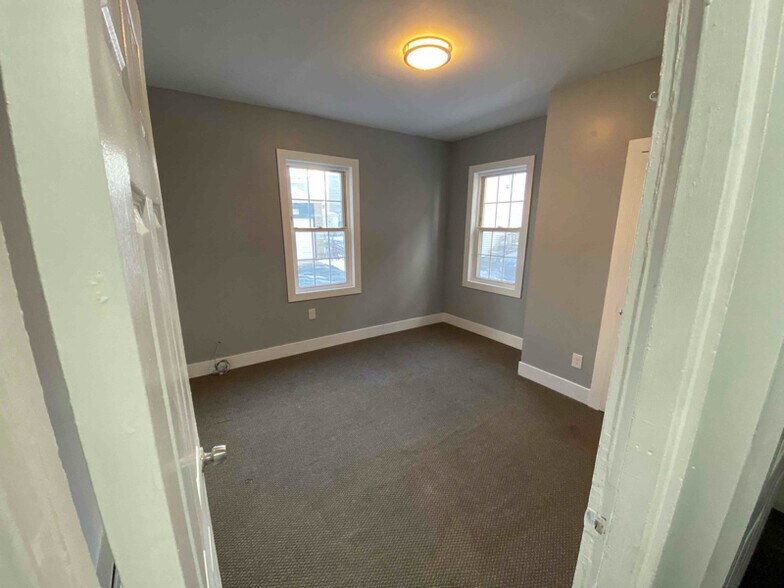 Building Photo - 102 Endicott St