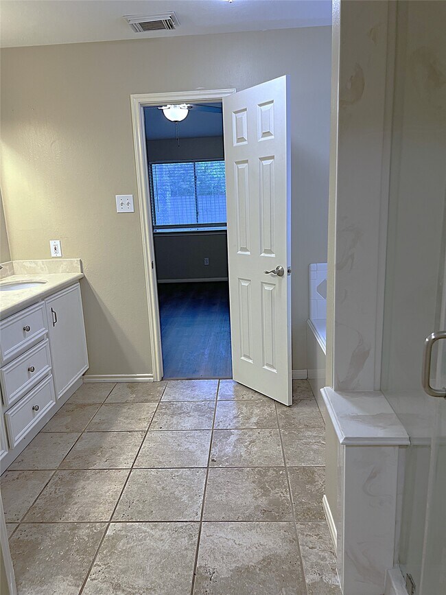 Building Photo - 4910 Linden Pl