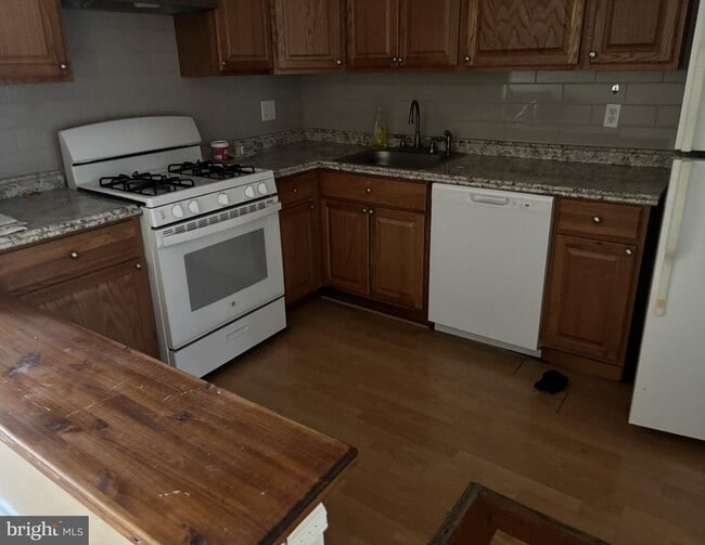 Building Photo - 2419 Tremont St