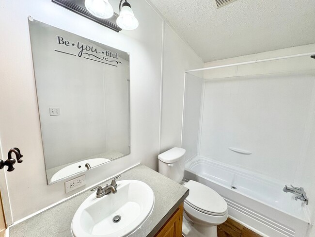 Building Photo - *AVAILABLE NOW* An absolute must see!  5 bedrooms, 3 baths in Burnet, TX.