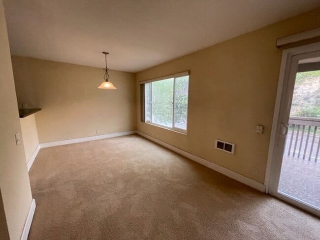 Building Photo - 2 bedroom, 2 bath top floor condo in La Jolla
