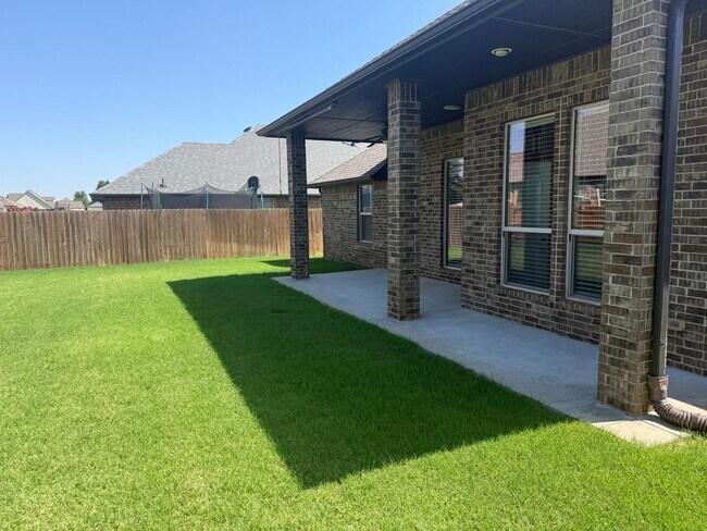 Building Photo - 3 bed plus office, Neighborhood amenities include a neighborhood pond, Pool and playground!