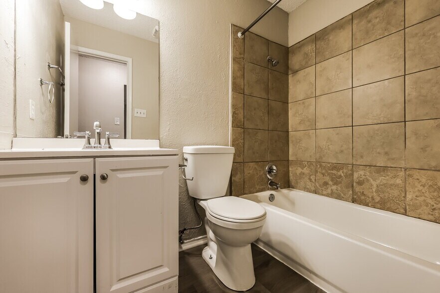Building Photo - 6004 Cool Springs Dr