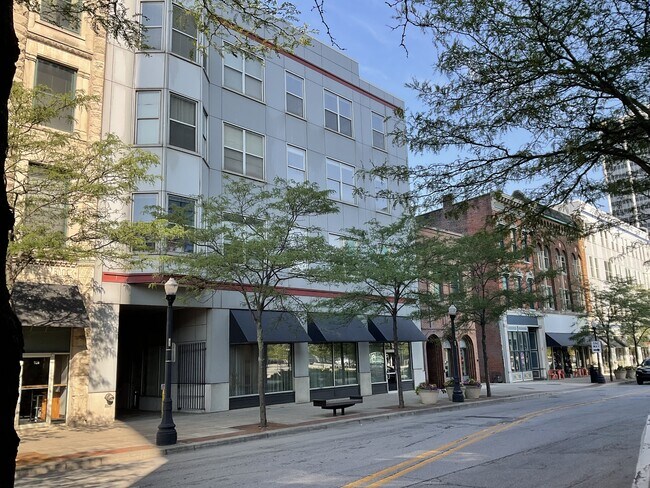 Building Photo - 112 W Washington Blvd