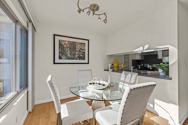 Building Photo - Bright and modern one bedroom one bathroom...