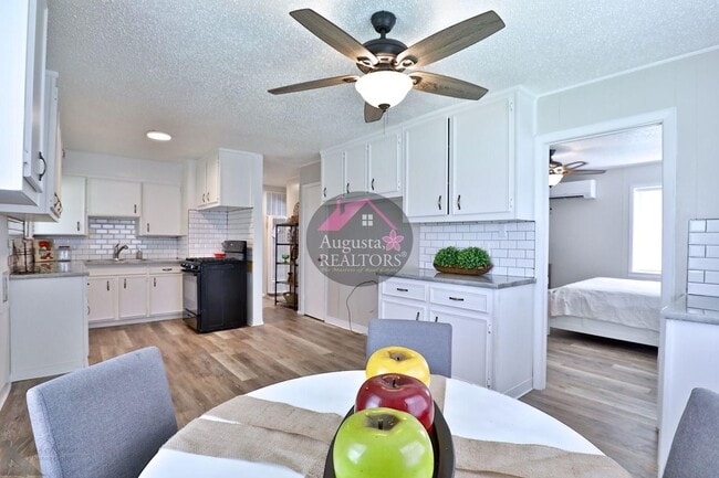 Building Photo - 3 Bedroom With Fresh Updates!