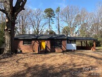 Building Photo - 2745 Dogwood Ave