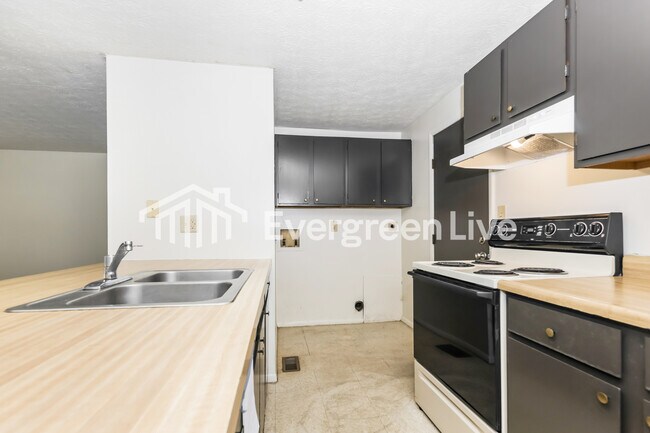 Building Photo - 8062 Mt Hood