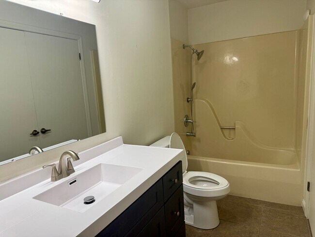 Building Photo - 1401 Elmdale Pl