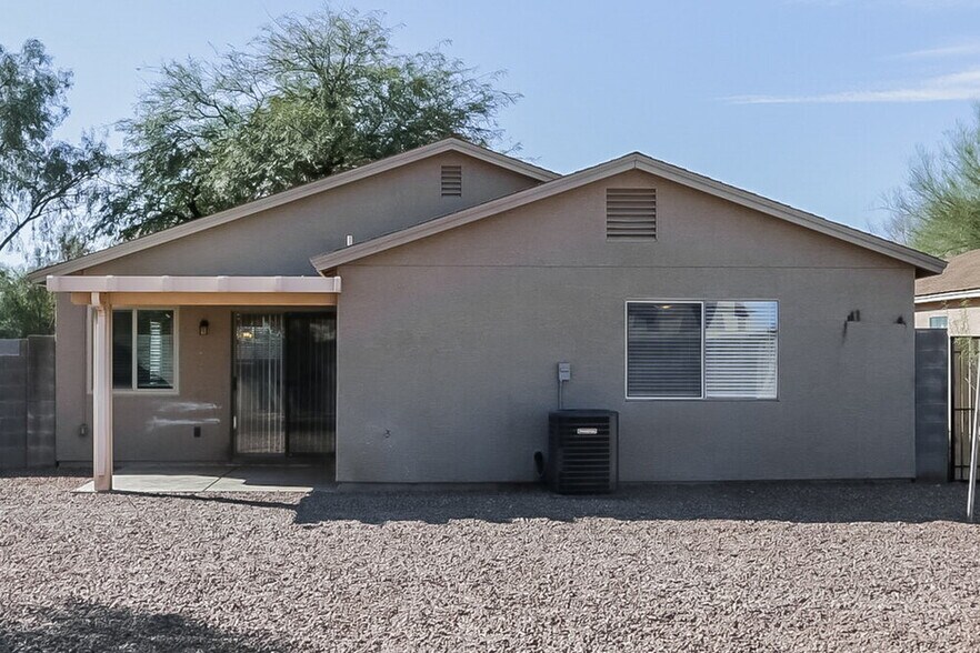 Building Photo - 1074 E Silversmith Trail