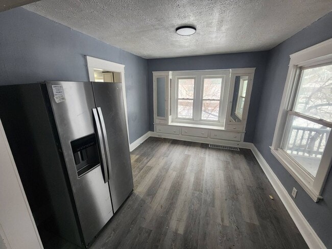 Building Photo - Charming 3-Bedroom Property in Prime Location