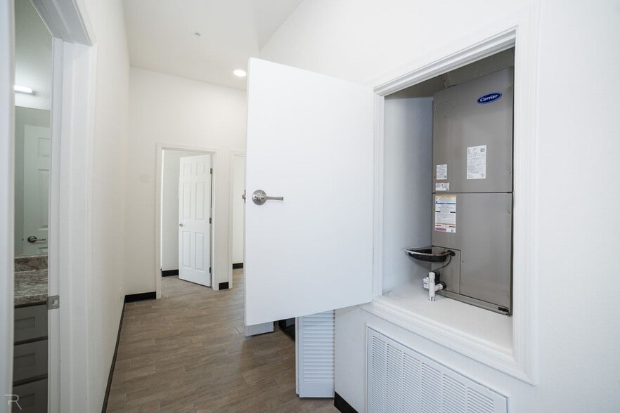 Building Photo - 195 N 17th Ave