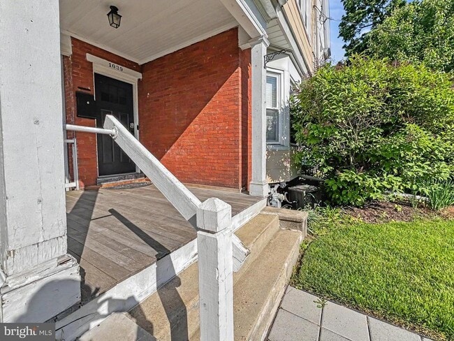Building Photo - 1039 Rees Ave