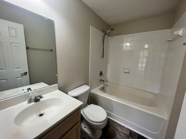 Building Photo - Gorgeous 2 bedroom unit in Broadway Station!