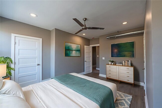 Building Photo - 533 N Euclid Ave