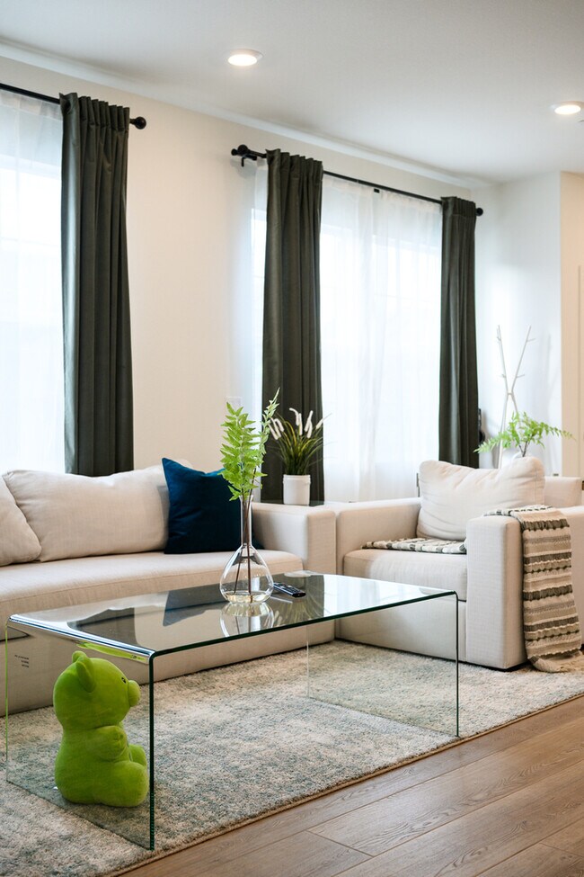 Building Photo - Fully Furnished with appliances Ontario Townhouse