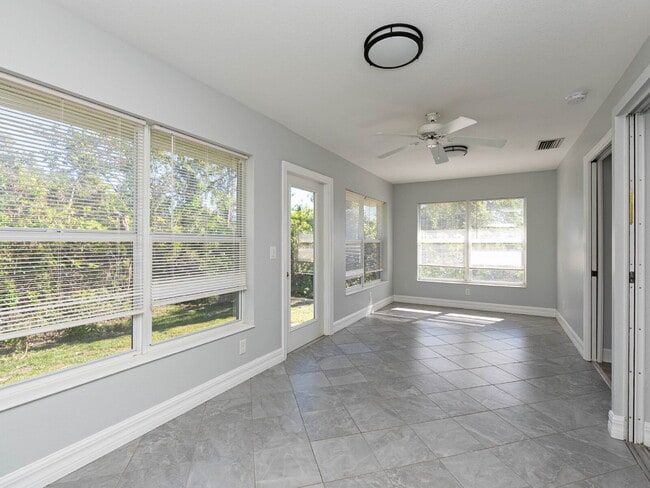 Building Photo - 2-Bed, 2-Bath Venice Home with Brand New Roof and AC