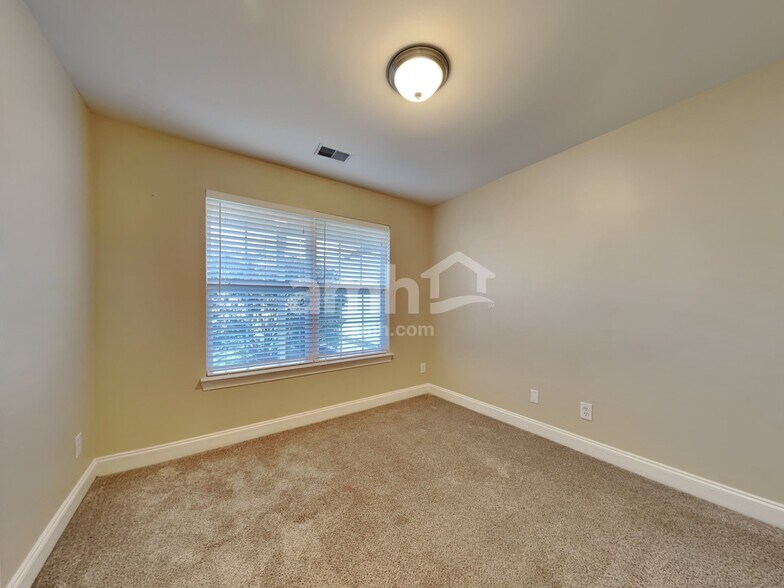 Building Photo - 415 Equinox Cir
