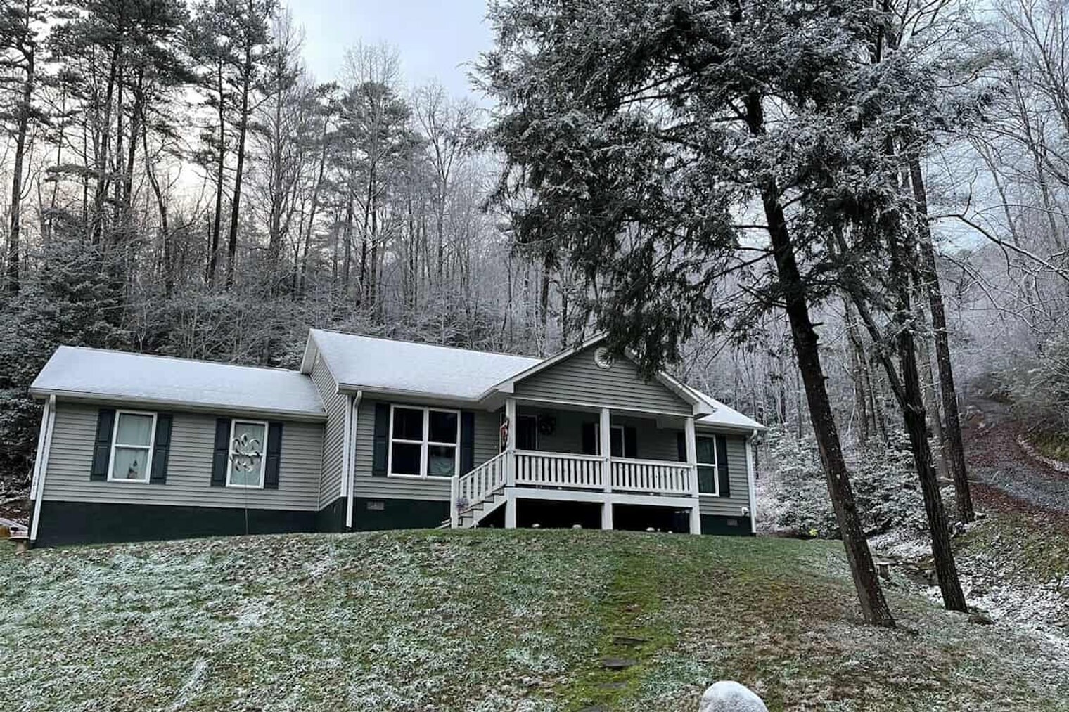 Building Photo - 121 Sawmill Springs Rd