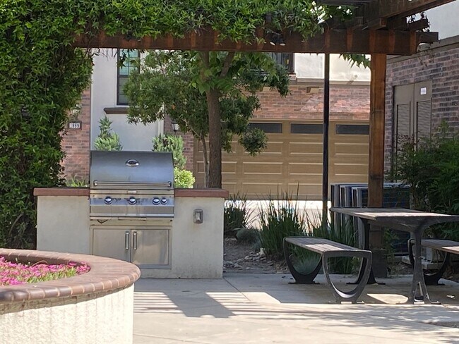 Building Photo - Pleasanton End Unit Andares Townhouse 3 BD...