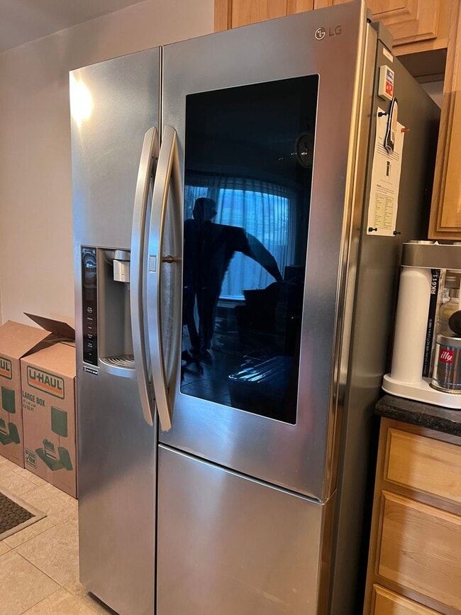 Building Photo - Remodeled 2 bedroom Condominium with enclo...
