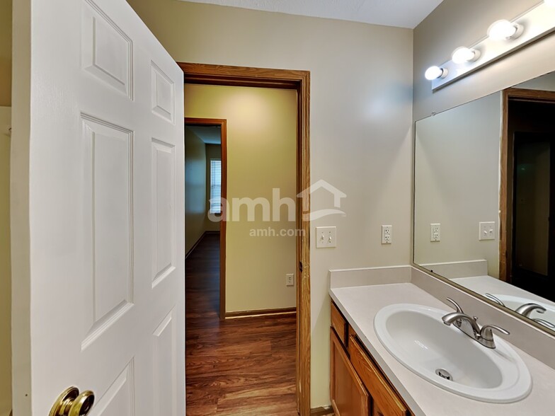Building Photo - 6948 Kinston Dr