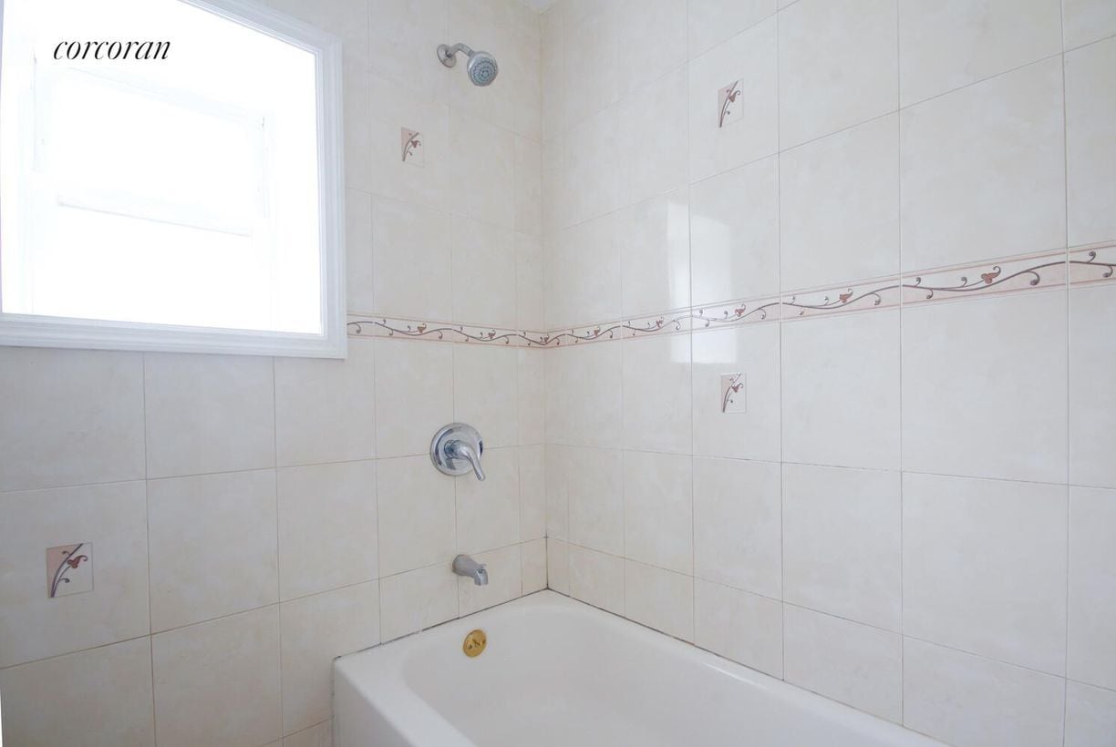 Building Photo - 784 Halsey St