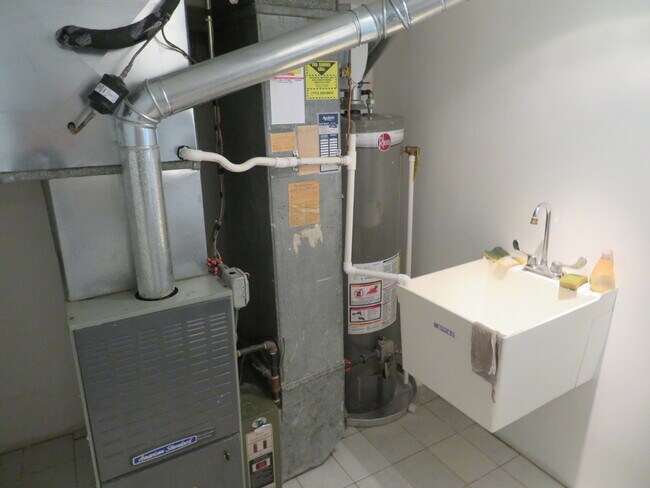 Building Photo - 932 Brantwood Ave