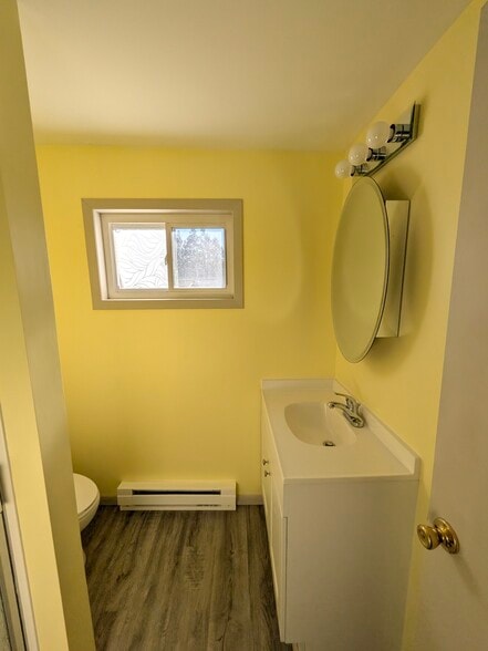Main Level Bath - 123 E North St