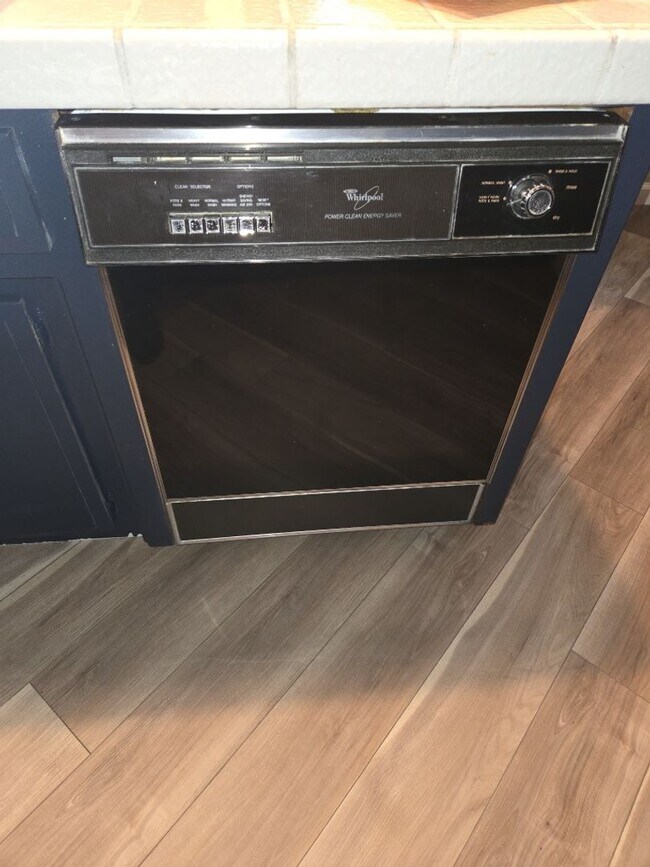 Building Photo - Charming Single Story 3 Bed 2 Bath House