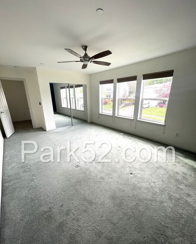 Building Photo - Spacious 4 Bedroom Home in DuPont