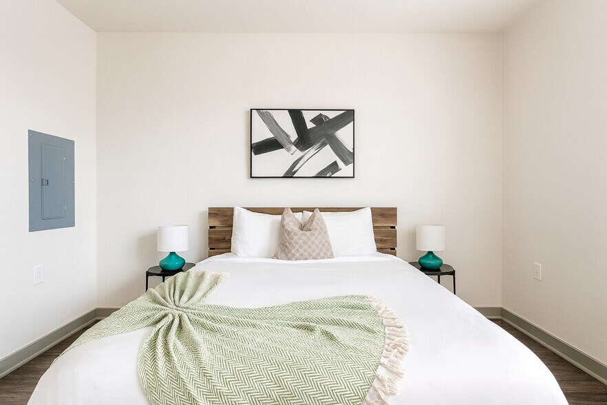 Building Photo - 111 E 4th St