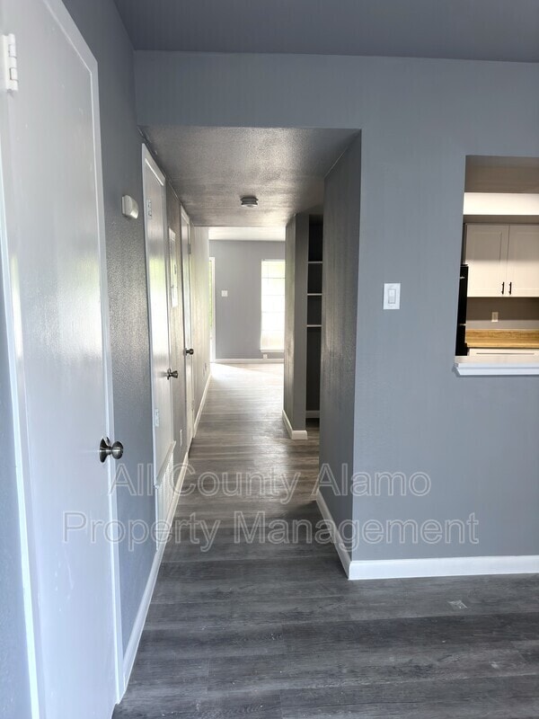 Building Photo - 403 Hartline Dr