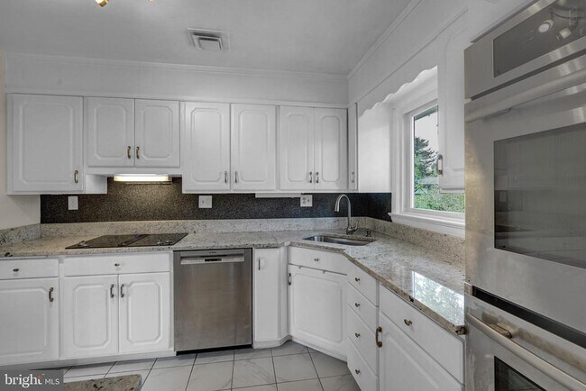 Building Photo - 8905 Valley Forge Dr