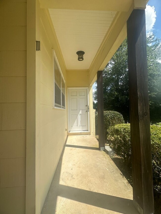 Building Photo - Hillcrest!!