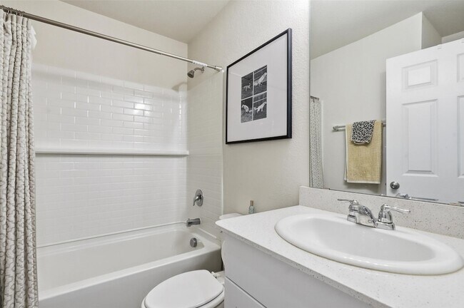 Building Photo - 10101 Newtown Dr