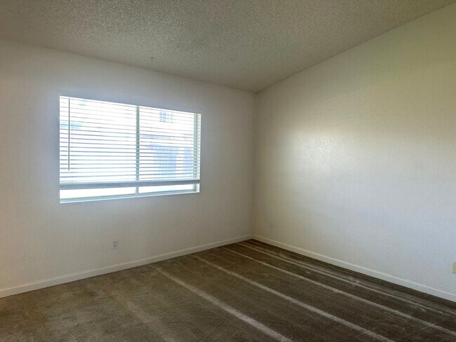 Building Photo - 3/2 Rosamond home Avail Now!