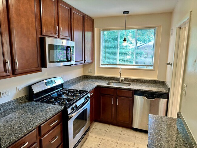 Building Photo - Light filled one-bedroom condo located in ...