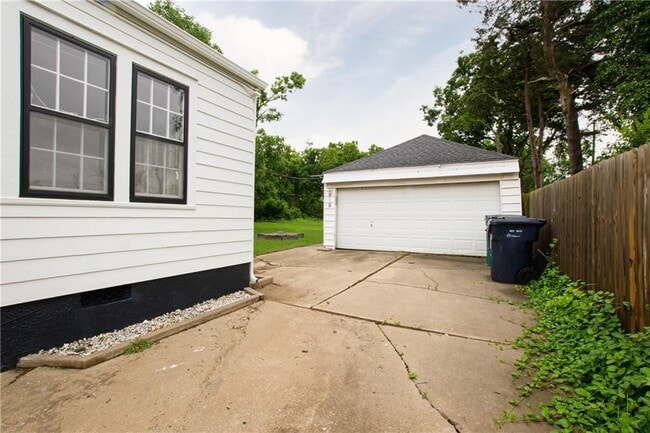 Building Photo - 1600 NW 38th St