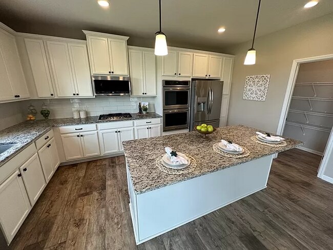 Building Photo - Gorgeous 5 Bedroom, 3.5 Bath Single Family...