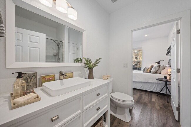 Building Photo - newly remodeled charming 2bd/2ba condo w/pool access