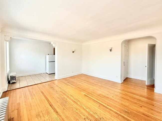 Building Photo - 2801 W Lunt Ave
