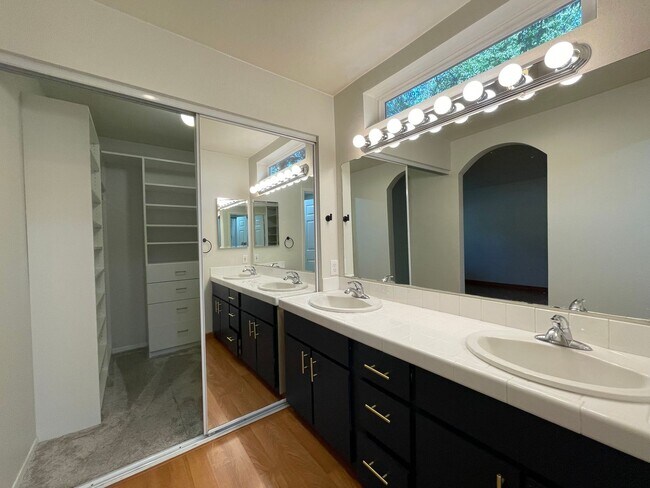 Building Photo - RARE Lake Oswego Bay Community 2Bd/2Ba in ...