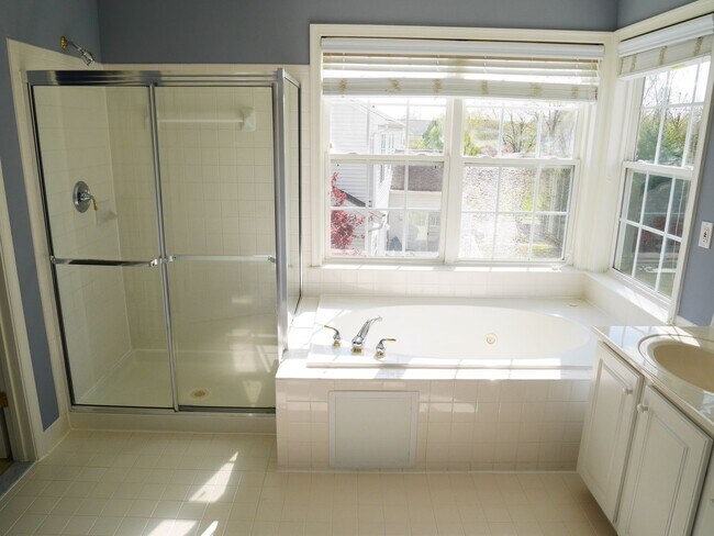 Building Photo - 5 Bedroom 2.5 Bathroom Home- Located in Fi...