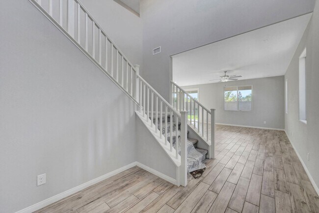 Building Photo - Gated community Located within the Valley Vista Master Plan. 4 Bed 3 Bath features and Open and i...