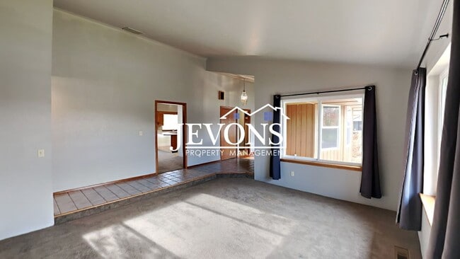 Building Photo - $500 Off First Month! Enjoy this 3-bedroom home featuring a fully equipped kitchen, a two-car att...