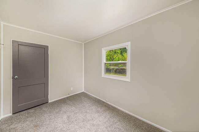 Building Photo - Cute Remodeled Two Bedroom 1 Bathroom Bungalow!